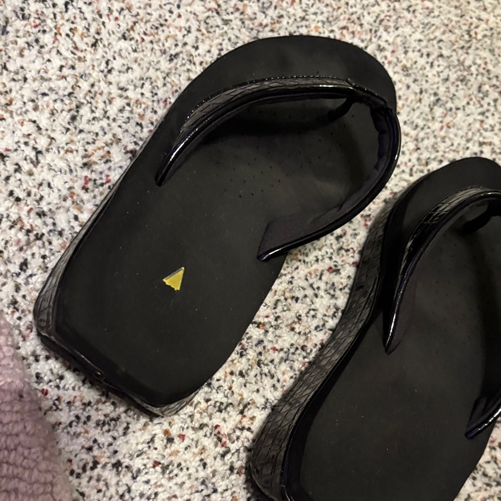 Volatile Black Women's Thong Sandals with Glossy Croc-Strap - Picture 4 of 4